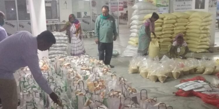 Lockdown Jamshedpur : Red Cross सोसाइटी प्रतिदिन जरूरतमंदों को दे रही है राशन व भोजन