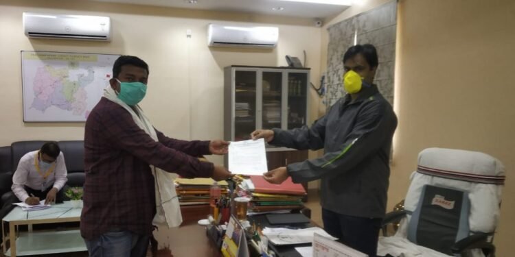 west singhbhum school fee lockdown : लॉकडाउन अवधि में फीस न लें स्कूल, कांग्रेस ने डीसी को ज्ञापन सौंपा west singhbhum school fee lockdown : लॉकडाउन अवधि में फीस न लें स्कूल, कांग्रेस ने डीसी को ज्ञापन सौंपा