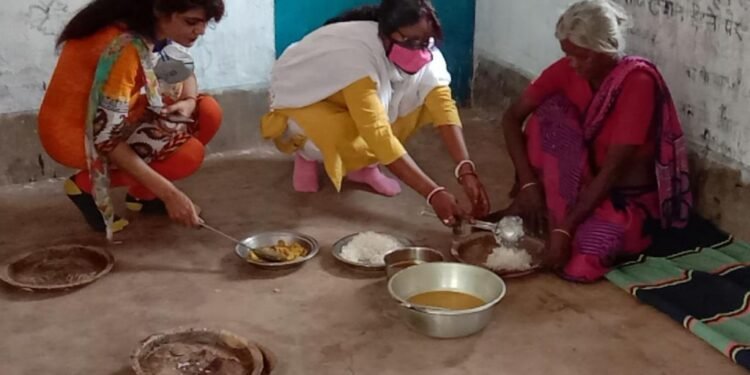 West Singhbhum : आंगनबाड़ी केंद्रों में होमलेस किचन खुलना शुरू, राज्य का पहला जिला बना पश्चिम सिंहभूम, असहाय व वृद्धों को मिलेगा तैयार भोजन