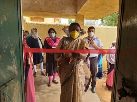गोइलकेरा में मुख्यमंत्री होमलेस किचेन का मंत्री जोबा ने किया उद्घाटन, लोगों को खाना परोसा गोइलकेरा में मुख्यमंत्री होमलेस किचेन का मंत्री जोबा ने किया उद्घाटन, लोगों को खाना परोसा