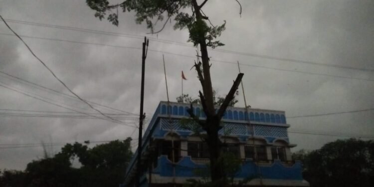 Chakuliya : मौसम ने ली करवट, तीन बजे ही अंधेरा छा गया और आसमान काले बादल से घिर गया Chakuliya : मौसम ने ली करवट, तीन बजे ही अंधेरा छा गया और आसमान काले बादल से घिर गया