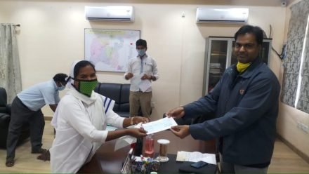 कोविड-19 : मदद को आगे आया चाईबासा संत जेवियर स्कूल परिवार, जिला नजारत डीईजीएस कोष में जमा करवाये गये 1,50,000 रुपये कोविड-19 : मदद को आगे आया चाईबासा संत जेवियर स्कूल परिवार, जिला नजारत डीईजीएस कोष में जमा करवाये गये 1,50,000 रुपये