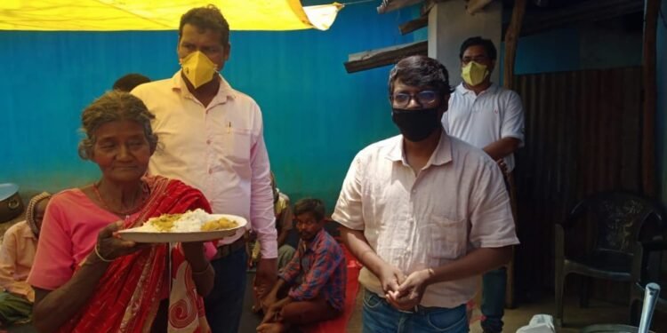 जगन्नाथपुर के रूगुडसाई व नोवामुण्डी के पचाईसाई में विधायक ने की होमलेस भोजनालय की शुरुआतहो भाषा में दी कोरोना से बचाने की जानकारी जगन्नाथपुर के रूगुडसाई व नोवामुण्डी के पचाईसाई में विधायक ने की होमलेस भोजनालय की शुरुआतहो भाषा में दी कोरोना से बचाने की जानकारी