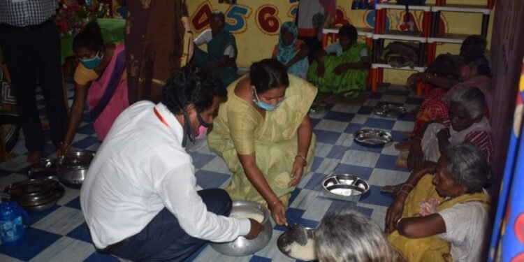 सांसद गीता कोड़ा ने की होमलेस किचेन की शुरुआत, लोगों को परोसा खाना सांसद गीता कोड़ा ने की होमलेस किचेन की शुरुआत, लोगों को परोसा खाना