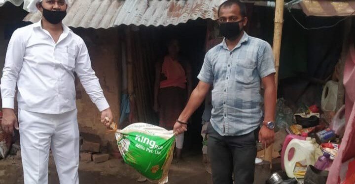 जब सारे नेता हुए नरम टीम पुरेंद्र पकड़ी रफ्तार जरूरतमंदों को घर-घर पहुंचा रहे अनाज जब सारे नेता हुए नरम टीम पुरेंद्र पकड़ी रफ्तार जरूरतमंदों को घर-घर पहुंचा रहे अनाज