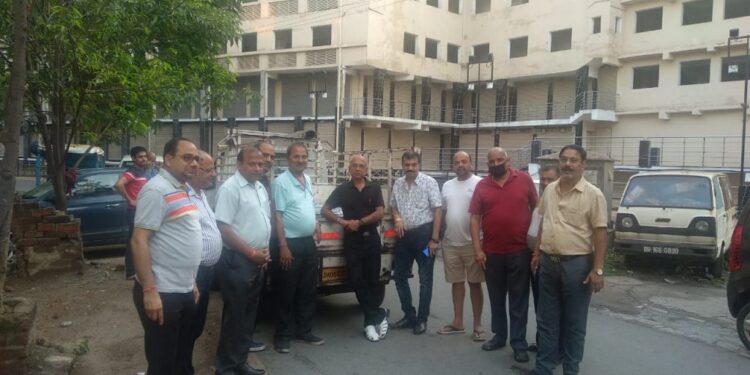 श्री सत्यनारायण मारवाड़ी मंदिर कमेटी व राजस्थान भवन बिस्टुपुर कर रहा जरूरतमंदों के बीच खाना वितरण