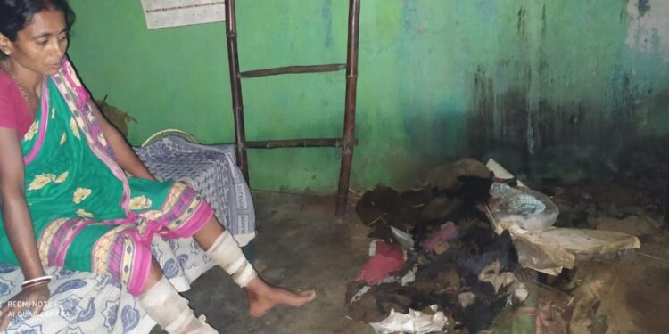 चाकुलिया : गैस सिलेंडर लीक होने से लगी आग, हजारों का नुकसान चाकुलिया : गैस सिलेंडर लीक होने से लगी आग, हजारों का नुकसान