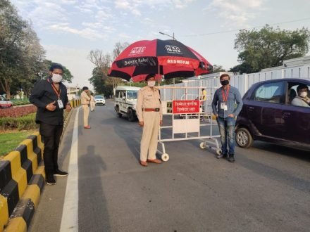 corona-virus-fight-वैश्विक आपदा से लड़ते पुलिसवालों को मिली रेड एफएम 93.5 की छतरी, बड़ी राहत corona-virus-fight-वैश्विक आपदा से लड़ते पुलिसवालों को मिली रेड एफएम 93.5 की छतरी, बड़ी राहत