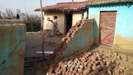 jharkhand-crisis-झारखंड कोरोना संकट के बीच फटी धरती, 5 फुट तक धंस गये घर, आपदा जैसे हालात jharkhand-crisis-झारखंड कोरोना संकट के बीच फटी धरती, 5 फुट तक धंस गये घर, आपदा जैसे हालात