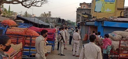jamshedpur-raid-जमशेदपुर में लॉकडाउन के बावजूद घुमने वालों के खिलाफ धड़पकड़, साकची सब्जी मंडी में रोक के बावजूद मंडी में सब्जी बेचने वालों के खिलाफ कार्रवाई, दुकानें सील jamshedpur-raid-जमशेदपुर में लॉकडाउन के बावजूद घुमने वालों के खिलाफ धड़पकड़, साकची सब्जी मंडी में रोक के बावजूद मंडी में सब्जी बेचने वालों के खिलाफ कार्रवाई, दुकानें सील