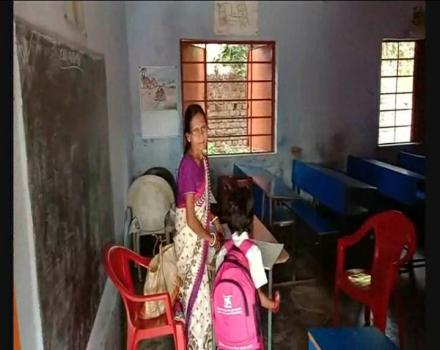 jamshedpur-rural-धालभूमगढ़ के स्कूल में लाक डाउन में शिक्षिका बच्चों को पेड़ के नीचे सोशल डिस्टेंस में बैठाकर पढ़ा रही है, जज्बे को सलाम jamshedpur-rural-धालभूमगढ़ के स्कूल में लाक डाउन में शिक्षिका बच्चों को पेड़ के नीचे सोशल डिस्टेंस में बैठाकर पढ़ा रही है, जज्बे को सलाम