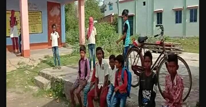 saraikela-administration-lapses-सरायकेला-खरसावां जिले में बच्चों के मध्याह्न भोजन बांटने में लापरवाही, बच्चों में कोरोना वायरस फैलने का खतरा, सब्जी बाजारों में भी सोशल डिस्टेंसिंग का मजाक