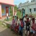 saraikela-administration-lapses-सरायकेला-खरसावां जिले में बच्चों के मध्याह्न भोजन बांटने में लापरवाही, बच्चों में कोरोना वायरस फैलने का खतरा, सब्जी बाजारों में भी सोशल डिस्टेंसिंग का मजाक