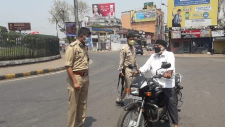 jamshedpur-lockdown-जमशेदपुर में सख्ती से लागू हो रहा लॉकडाउन, खुद एसएसपी सड़कों पर उतरे, वायरस से बचाने के लिए पुलिसवालों को टोपी नहीं लगाने की नसीहत jamshedpur-lockdown-जमशेदपुर में सख्ती से लागू हो रहा लॉकडाउन, खुद एसएसपी सड़कों पर उतरे, वायरस से बचाने के लिए पुलिसवालों को टोपी नहीं लगाने की नसीहत