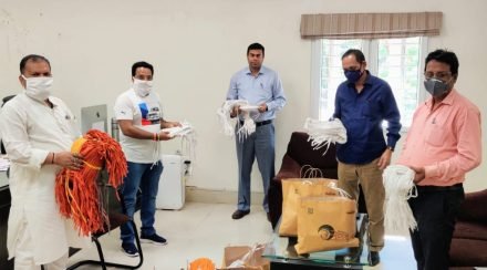 jharkhand-khadi-झारखंड राज्य खादी एवं ग्रामोद्योग बोर्ड ने 1000 मास्क जमशेदपुर के उपायुक्त को सौंपे jharkhand-khadi-झारखंड राज्य खादी एवं ग्रामोद्योग बोर्ड ने 1000 मास्क जमशेदपुर के उपायुक्त को सौंपे