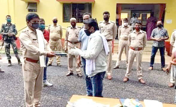 बहरागोड़ा के स्वास्थ्य कर्मी और पुलिस जवानों को विधायक समीर महंती ने किया सम्मानित बहरागोड़ा के स्वास्थ्य कर्मी और पुलिस जवानों को विधायक समीर महंती ने किया सम्मानित