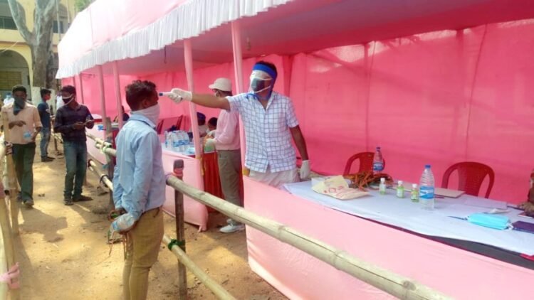 पश्चिमी सिंहभूम : बाहर में फंसे लोगों को वापस लाने का कार्य निरंतर जारी, चाईबासा स्थित रिसीविंग सेंटर पर ओडिशा, केरल तथा कर्नाटक राज्य से वापस गृह जिला पहुंचे, आईटीआई मैदान में वापस लौटने वाले सभी व्यक्तियों को देर रात तक चले स्क्रीनिंग के बाद भेजा गया गृह प्रखंड मुख्यालय