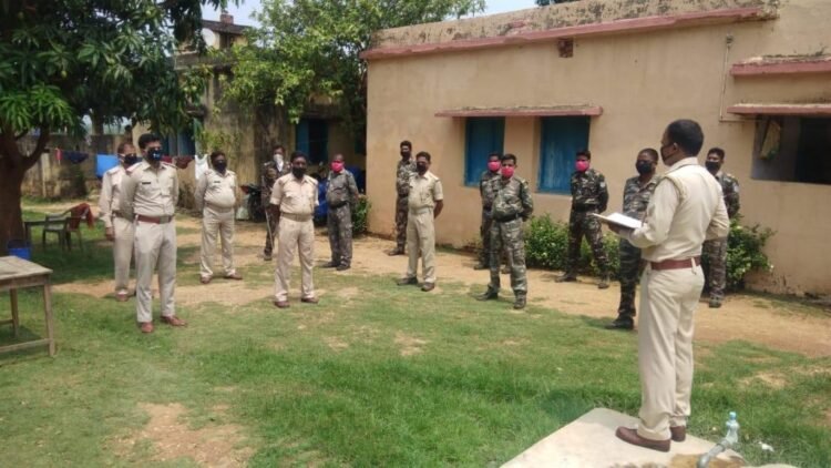 West Singhbhum जिले के विभिन्न थाना में Covid-19 को लेकर पुलिस पदाधिकारियों व सुरक्षा कर्मियों के साथ हुई आमसभा