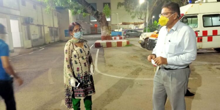 Chakradharpur : महिला बच्चे के साथ कोविड-19 अस्पताल में भर्ती, पति क्वारंटाइन सेंटर पहुंचा Chakradharpur : महिला बच्चे के साथ कोविड-19 अस्पताल में भर्ती, पति क्वारंटाइन सेंटर पहुंचा