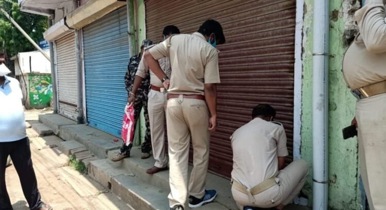 चक्रधरपुर : लॉकडाउन में विदेशी शराब दुकान में गड़बड़ी पर कार्रवाई होना तय चक्रधरपुर : लॉकडाउन में विदेशी शराब दुकान में गड़बड़ी पर कार्रवाई होना तय