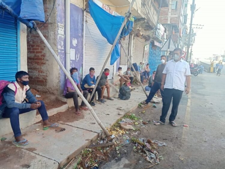ओड़िशा के करंजिया से पैदल यूपी के 10 मजदूर चक्रधरपुर पहुंचे, क्वारंटाइन हुए