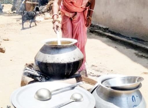 Chakradharpur : बच्चों की पढ़ाई के लिए रखे पैसे से क्वारंटाइन में रह रहे श्रमिकों को खाना खिला रही हैं भालुपानी की मुखिया सावित्री Chakradharpur : बच्चों की पढ़ाई के लिए रखे पैसे से क्वारंटाइन में रह रहे श्रमिकों को खाना खिला रही हैं भालुपानी की मुखिया सावित्री