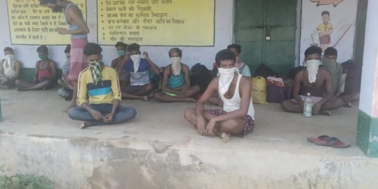 चाकुलिया : रात में महाराष्ट्र से 13 मजदूर रूपुषकुंडी और 15 मजदूर बड़ानाटा पहुंचे, ग्रामीणों ने विद्यालय में रखा, लोगों में है दहशत