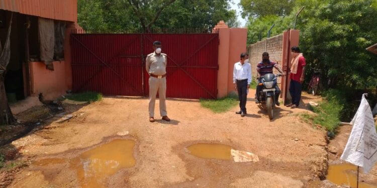 चाकुलिया : सीओ और थाना प्रभारी ने भगवती सोप फैक्ट्री का किया निरीक्षण, लॉकडाउन उल्लंघन का मामला दर्ज चाकुलिया : सीओ और थाना प्रभारी ने भगवती सोप फैक्ट्री का किया निरीक्षण, लॉकडाउन उल्लंघन का मामला दर्ज