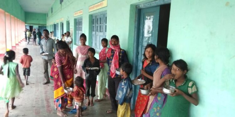 अम्फान को ले बीड़ी बस्ती के 100 लोग केएनजे विद्यालय में शिफ्ट