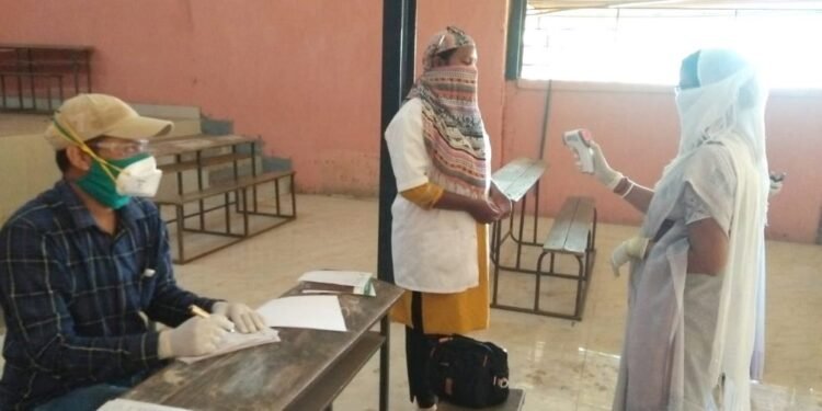 चाकुलिया प्रखंड में सर्वे एंड सर्विलांस कार्य कर रहे कर्मियों की हुई जांच