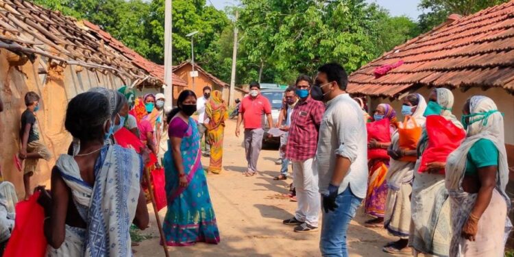 पूर्व विधायक कुणाल षाड़ंगी ने धालभूमगढ़ के विभिन्न गांवों बांटे मोदी किट और मास्क पूर्व विधायक कुणाल षाड़ंगी ने धालभूमगढ़ के विभिन्न गांवों बांटे मोदी किट और मास्क