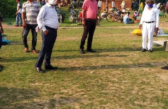 घाटशिला : पदाधिकारियों ने हाट-बाजारों का किया निरीक्षण, सामाजिक दूरी व मास्क के प्रयोग का निर्देश घाटशिला : पदाधिकारियों ने हाट-बाजारों का किया निरीक्षण, सामाजिक दूरी व मास्क के प्रयोग का निर्देश