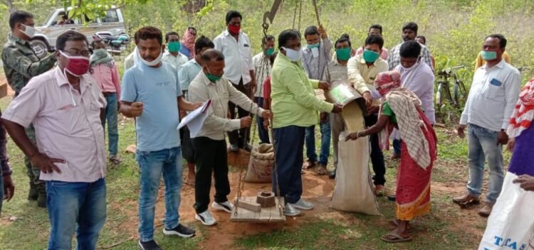 विभिन्न गांवों के आवेदकों और निर्धनों के बीच घाटशिला विधायक रामदास सोरेन ने किया राशन वितरण विभिन्न गांवों के आवेदकों और निर्धनों के बीच घाटशिला विधायक रामदास सोरेन ने किया राशन वितरण