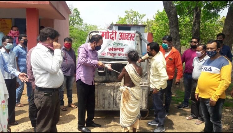 गुड़ाबांदा के अर्जुनबेड़ा सबर टोला में सांसद ने बांटा भोजन गुड़ाबांदा के अर्जुनबेड़ा सबर टोला में सांसद ने बांटा भोजन