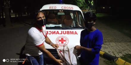 साहबों के बंगले में आउट हाउस में रहने वालों के समक्ष संकट, Red Cross ने किया राशन वितरण