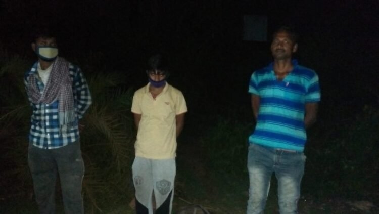 लॉकडाउन में बॉर्डर तोड़कर पैदल चलकर पहुंचे चाकुलिया, पदाधिकारियों ने किया क्वॉरेंटाइन
