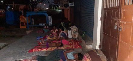 jamshedpur-saraikela-जमशेदपुर से छत्तीसगढ़ पैदल निकल पड़े मजदूर, थककर आदित्यपुर के सड़क पर बिता रहे रात, पूछने वाला कोई नही jamshedpur-saraikela-जमशेदपुर से छत्तीसगढ़ पैदल निकल पड़े मजदूर, थककर आदित्यपुर के सड़क पर बिता रहे रात, पूछने वाला कोई नही