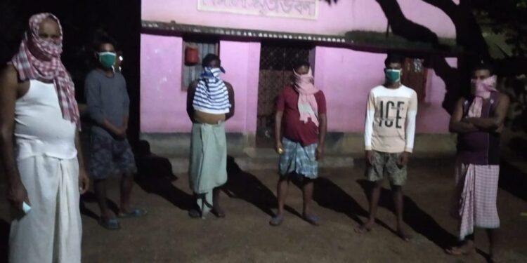 Liquor in Quarantine center : सरडीहा पंचायत के रूपुषकुंडी और सरडीहा स्कूल के क्वारंटाइन में रह रहे मजदूर पी रहे हैं शराब, देर रात्रि सीओ और थाना प्रभारी पहुंचे, क्वारंटाइन केन्द्र किया निरीक्षण Liquor in Quarantine center : सरडीहा पंचायत के रूपुषकुंडी और सरडीहा स्कूल के क्वारंटाइन में रह रहे मजदूर पी रहे हैं शराब, देर रात्रि सीओ और थाना प्रभारी पहुंचे, क्वारंटाइन केन्द्र किया निरीक्षण