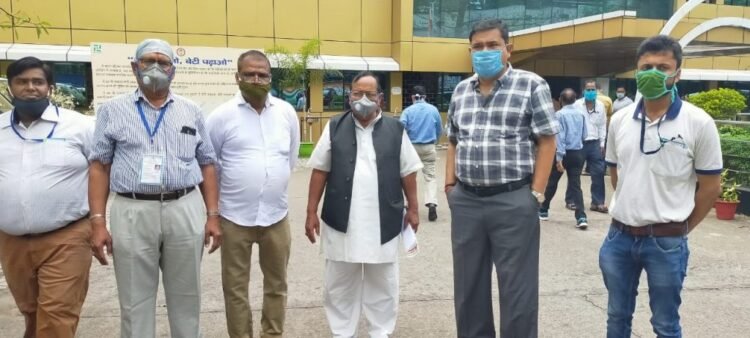 जमशेदपुर : व्यापारियों ने डीसी आफिस में मुलाकत कर लगाई गुहार, कहा-लॉक डाउन में मिले कुछ बेसिक छूट जमशेदपुर : व्यापारियों ने डीसी आफिस में मुलाकत कर लगाई गुहार, कहा-लॉक डाउन में मिले कुछ बेसिक छूट