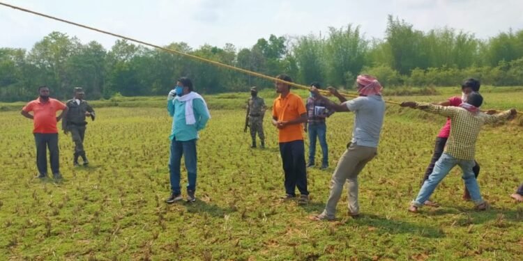 चाकुलिया : बिजली बहाल करने में जुटे श्रमिकों के साथ विधायक ने बहाया पसीना, खींची रस्सी चाकुलिया : बिजली बहाल करने में जुटे श्रमिकों के साथ विधायक ने बहाया पसीना, खींची रस्सी