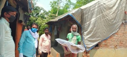 चाकुलिया : आंधी से प्रभावित सात परिवारों को विधायक ने किया आर्थिक सहयोग चाकुलिया : आंधी से प्रभावित सात परिवारों को विधायक ने किया आर्थिक सहयोग