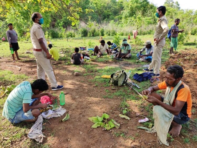 खबर का असर : वन कर्मी पहुंचे गोटाशिला पहाड़, सेंदरावीरो को समझा-बुझाकर छोड़ा