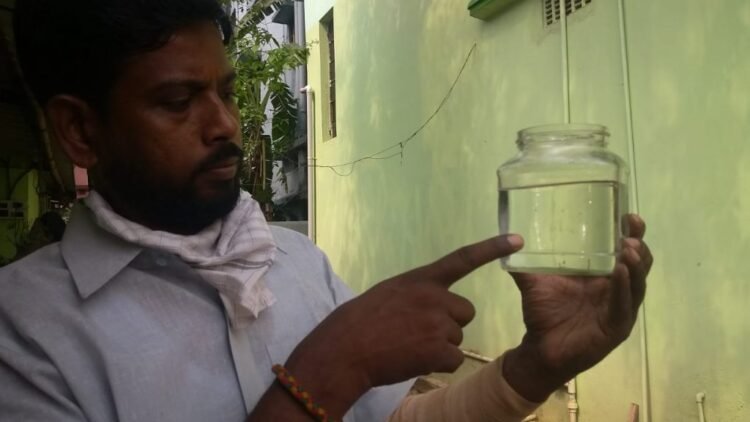 चाकुलिया : शिल्पीमहल क्षेत्र में नल से पानी के साथ गिर रहा है केंचुआ