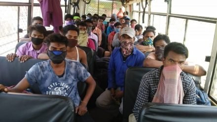 बंगाल के 33 प्रवासी मजदूर को देवघर से बस में पहुंचाया गया चाकुलिया, मजदूरों को खाना खिलाकर बंगाल बॉर्डर पर छोड़ा गया, फिर पैदल ही अपने घर की ओर चल पड़े मजदूर बंगाल के 33 प्रवासी मजदूर को देवघर से बस में पहुंचाया गया चाकुलिया, मजदूरों को खाना खिलाकर बंगाल बॉर्डर पर छोड़ा गया, फिर पैदल ही अपने घर की ओर चल पड़े मजदूर