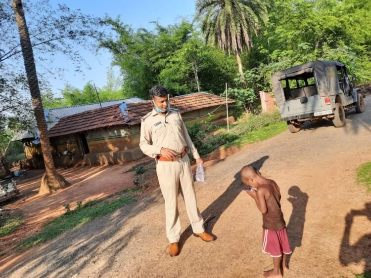 चाकुलिया थाना प्रभारी ने लॉक डाउन में अपनी फर्ज निभाते हुए बेटे का जन्मदिन गरीब बेटों के साथ मनाया, बच्चों में बांटी चॉकलेट