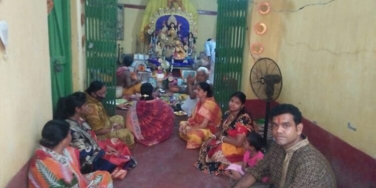 चाकुलिया : सोशल डिस्टेंसिंग का पालन करते हुए हो रही हैं मां गंधेश्वरी की पूजा