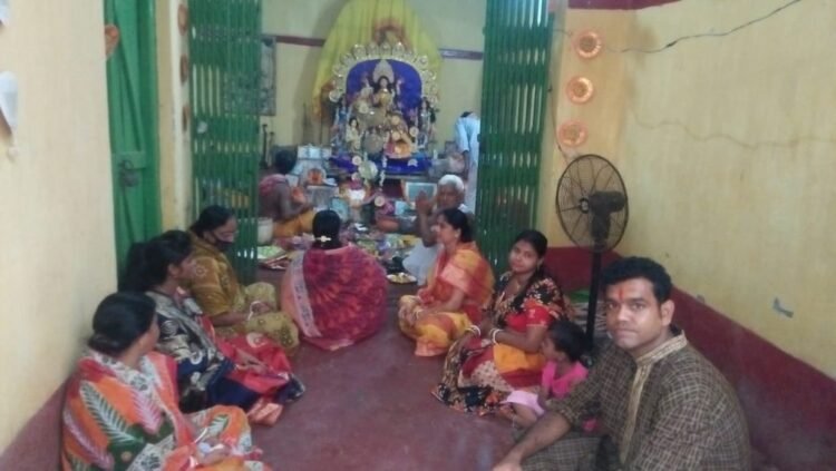 चाकुलिया : सोशल डिस्टेंसिंग का पालन करते हुए हो रही हैं मां गंधेश्वरी की पूजा चाकुलिया : सोशल डिस्टेंसिंग का पालन करते हुए हो रही हैं मां गंधेश्वरी की पूजा