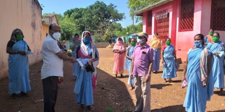 दक्षिण पूर्व रेलवे मेंस कांग्रेस डांगुवापोसी शाखा के सदस्यों ने किया सफाइकर्मियों को सम्मानित