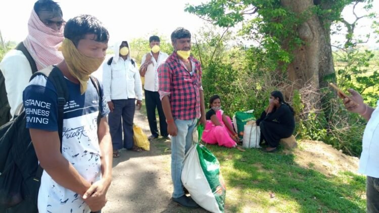 टीपीएल ने अपने मजदूरों को राशन-पानी देना किया बंद, लॉकडाउन में ही नोवामुंडी से गढ़वा के लिए पैदल निकल पड़े मजदूर, सिंहभूम सांसद गीता कोड़ा ने की भेजने की पहल, कंपनी प्रबंधन पर बरसीं, कहा-मानवता के आधार पर भी दो वक्त का भोजन दे सकती थी कंपनी, उपायुक्त से शिकायत टीपीएल ने अपने मजदूरों को राशन-पानी देना किया बंद, लॉकडाउन में ही नोवामुंडी से गढ़वा के लिए पैदल निकल पड़े मजदूर, सिंहभूम सांसद गीता कोड़ा ने की भेजने की पहल, कंपनी प्रबंधन पर बरसीं, कहा-मानवता के आधार पर भी दो वक्त का भोजन दे सकती थी कंपनी, उपायुक्त से शिकायत
