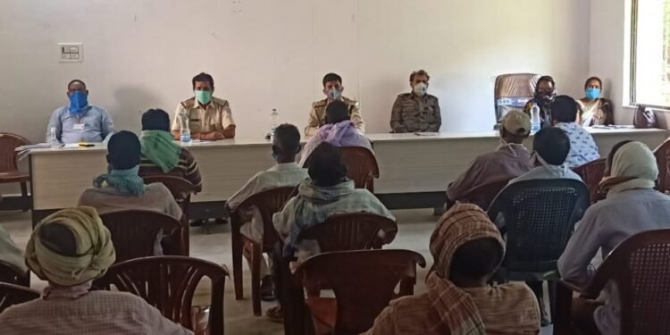 जगन्नाथपुर एसडीपीओ ने की ग्रामीणों के साथ बैठक, कहा-प्रवासी मजदूरों के साथ मारपीट नहीं गांव में उनका सम्मान करें जगन्नाथपुर एसडीपीओ ने की ग्रामीणों के साथ बैठक, कहा-प्रवासी मजदूरों के साथ मारपीट नहीं गांव में उनका सम्मान करें